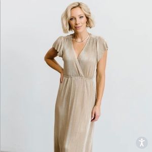 Bump friendly pleated Maxi dress in Gold 🤍